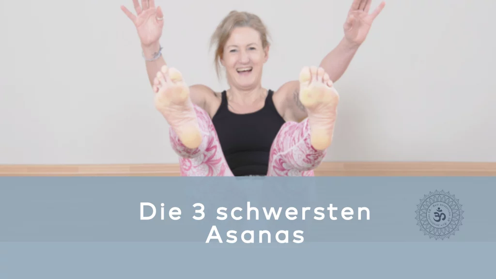 Die Autorin sitzt lachend auf dem Boden.