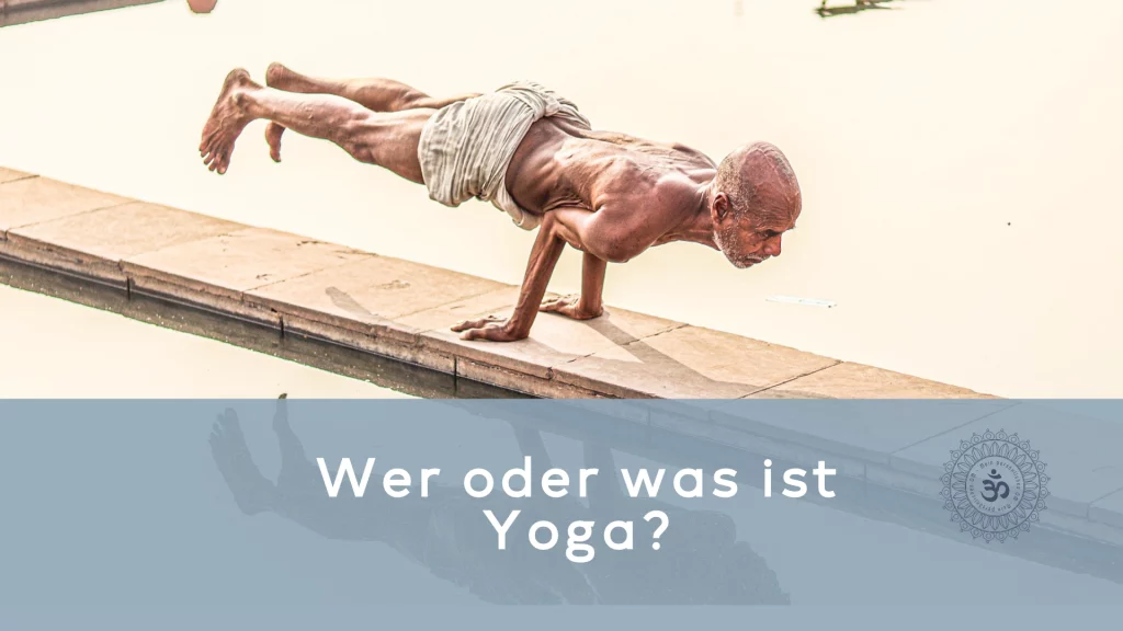 Alter indischer Mann in der schwebenden Bretthaltung