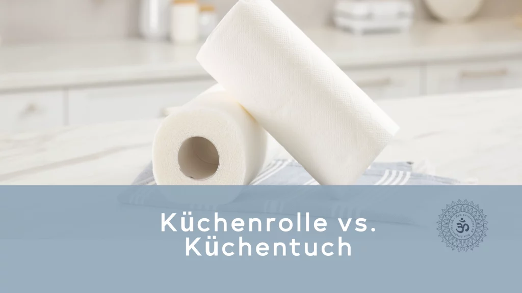 Zwei Küchenrollen liegen auf einem Küchenhandtuch