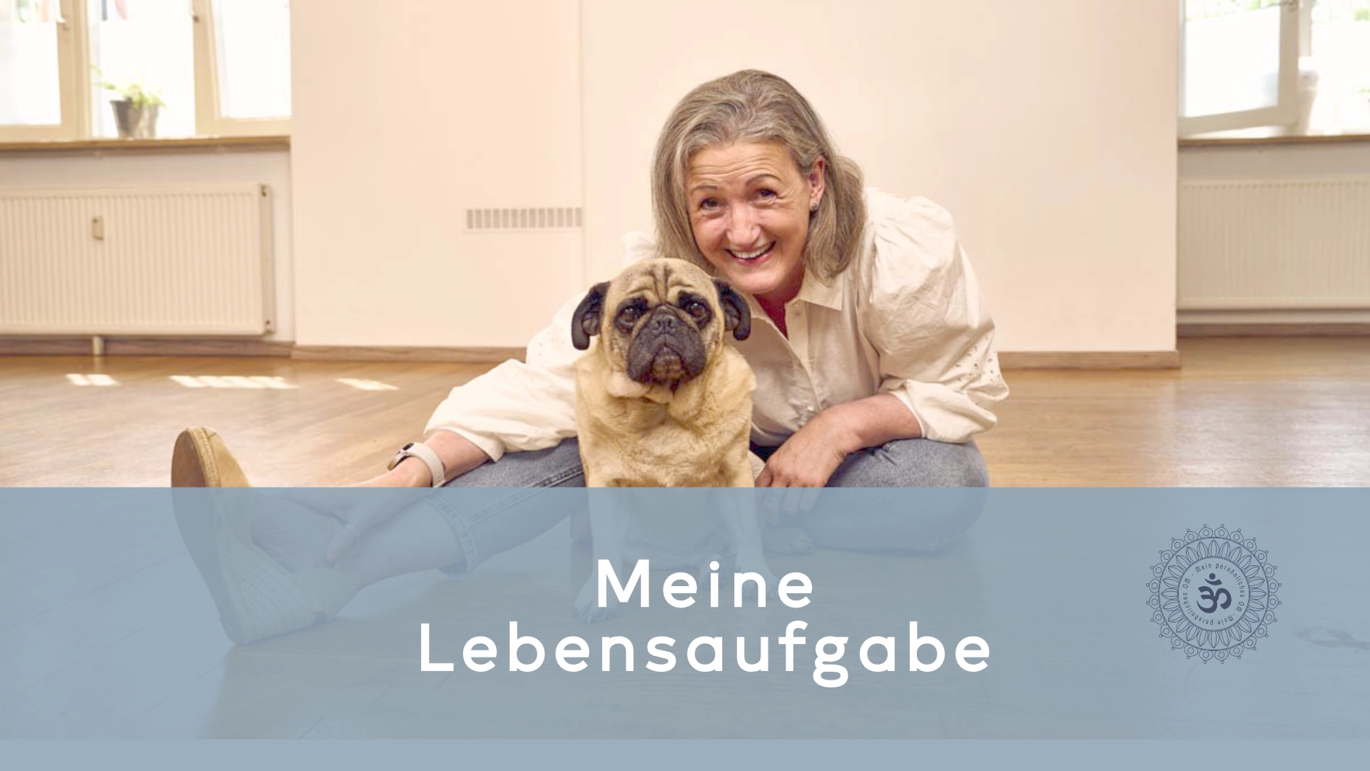 Frau sitz mit Mops auf dem Fußboden und schaut in die Kamera