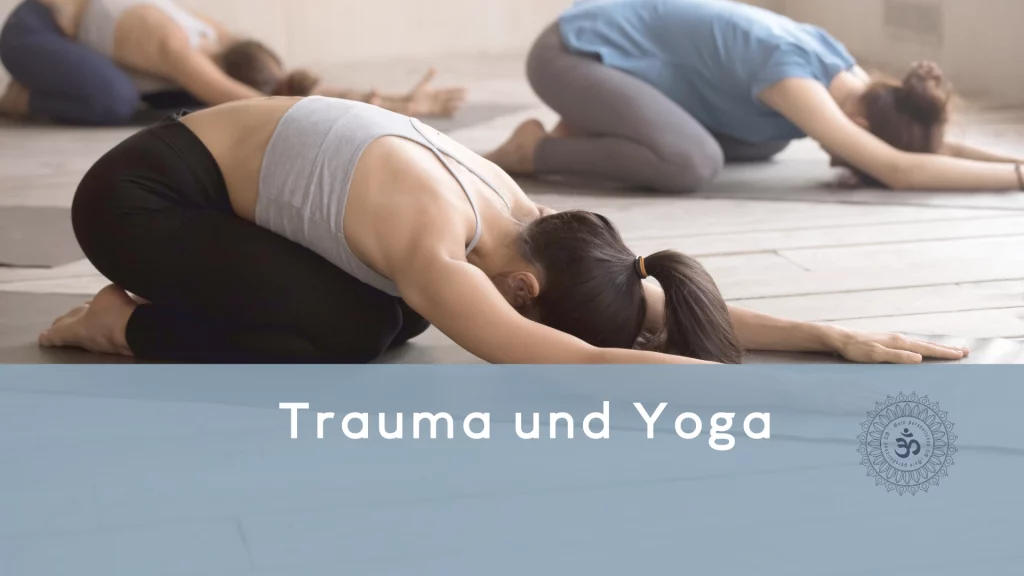 3 jüngere Frauen in der gestreckten Kindhaltung; seitlich fotografiert