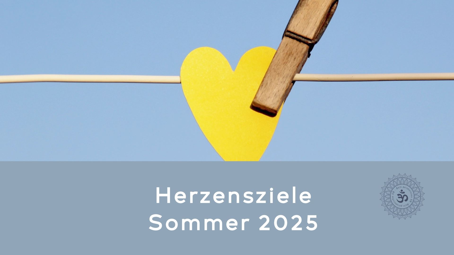 ein gelbes Papierherz ist mit einer Holzwäscheklammer an einer Wäscheleien befestigt