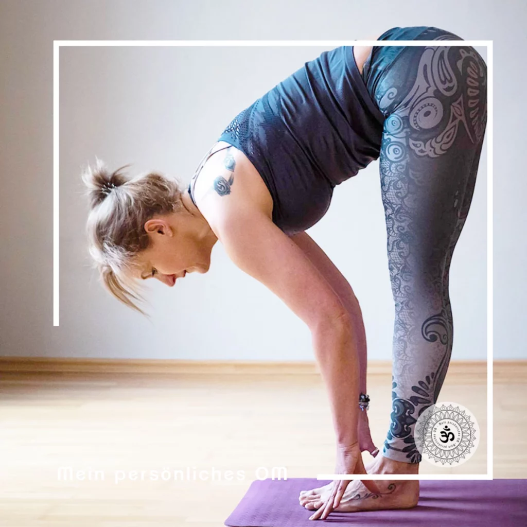 Yogini in blauer Kleidung in der halben Vorwärtsbeuge