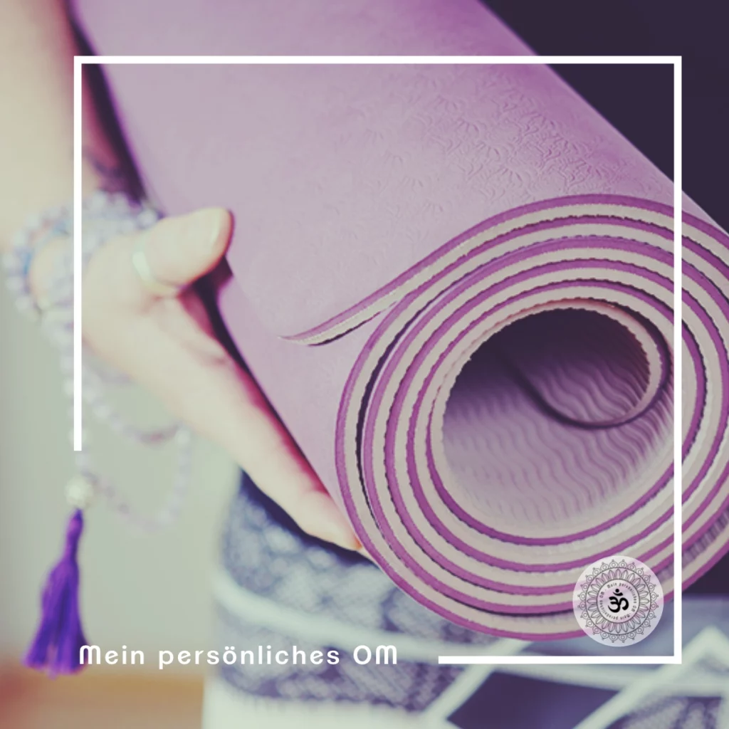 eingerollte Yogamatte in der rechten Hand haltend