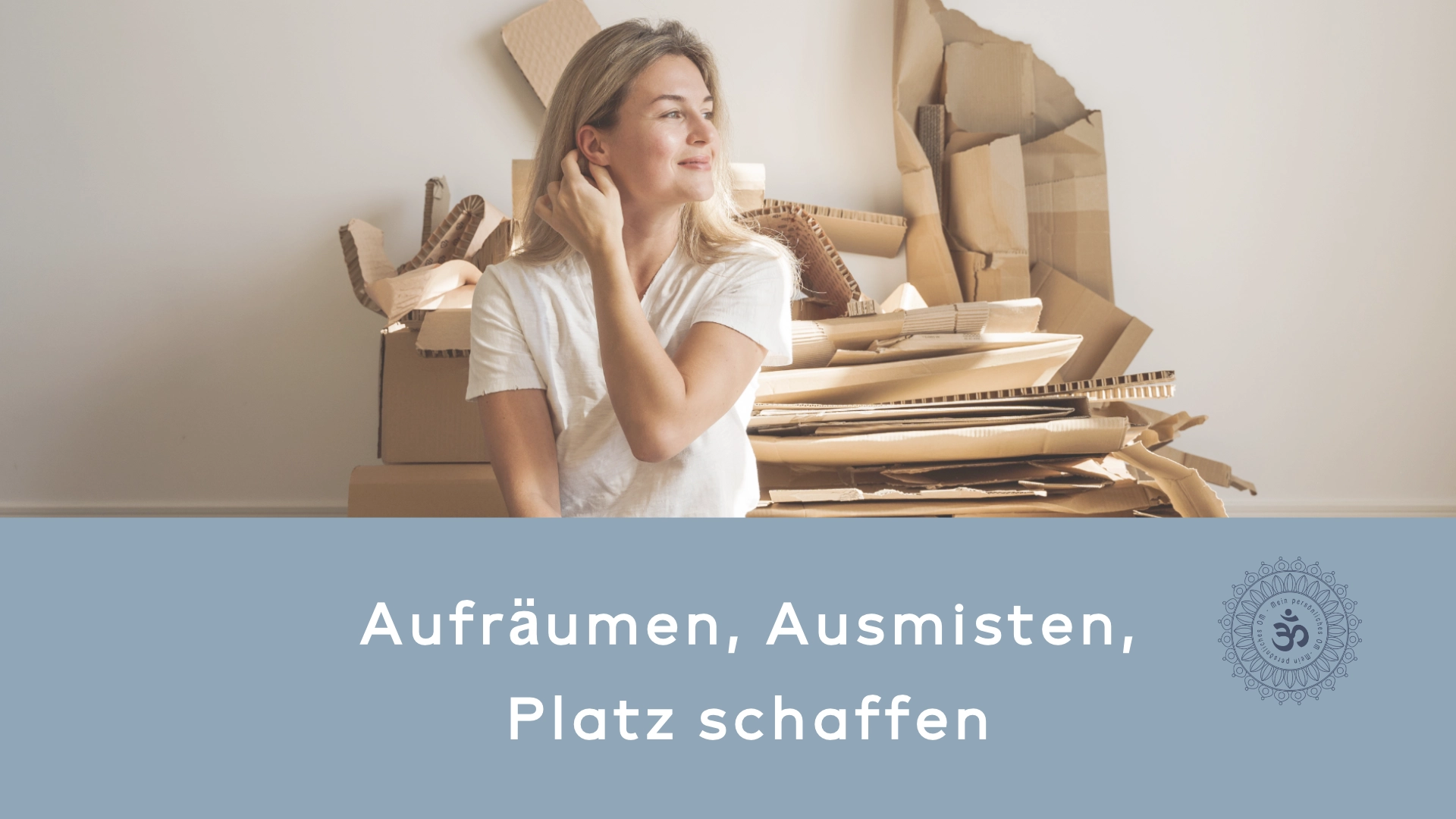 blonde junge Frau sitzt von einem Stapel ordentlich zusammengefalteter Papkartons und lächelt zufrieden