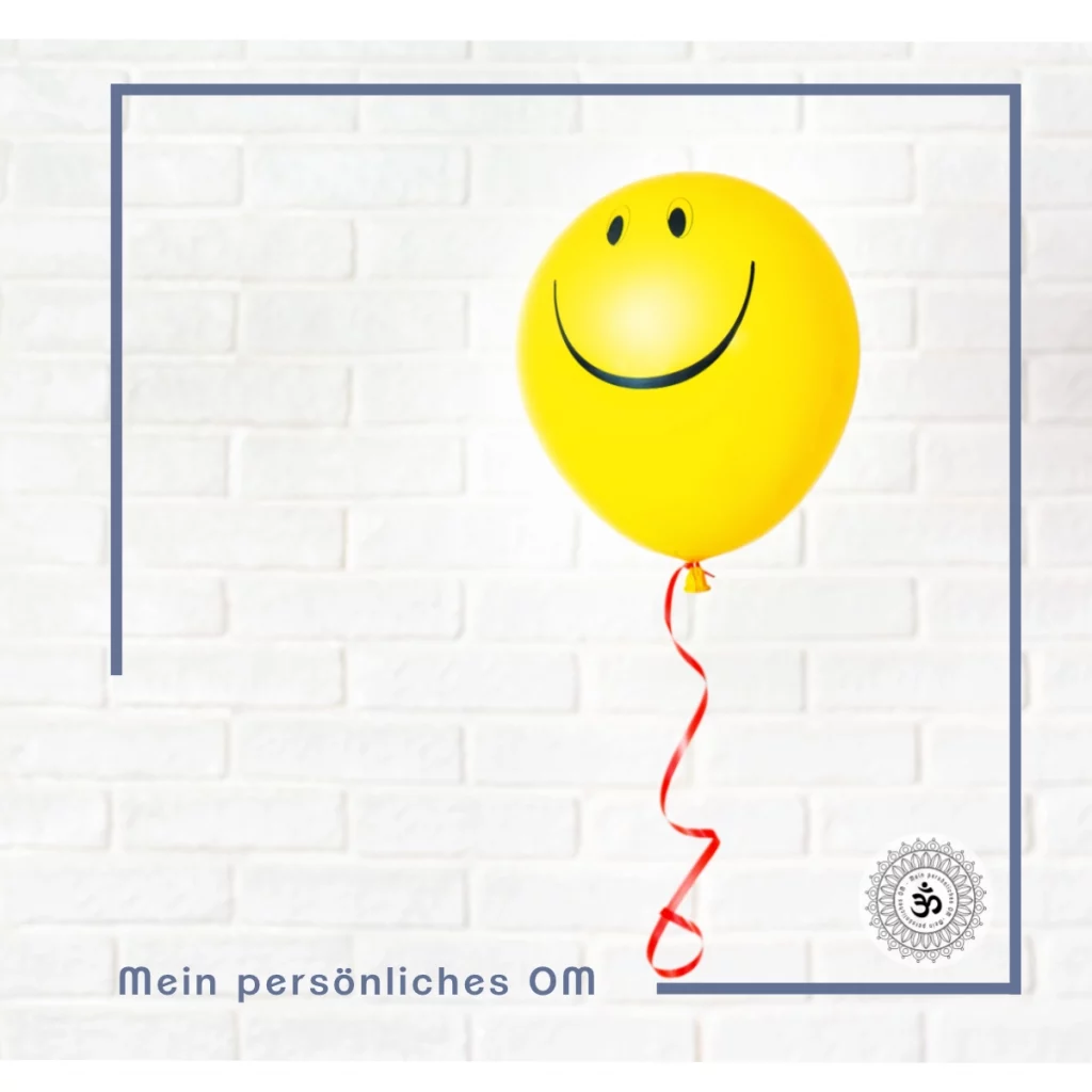 Gelber Ballon mit Lächeln hängt an einer weißen Wand