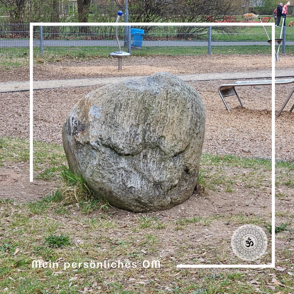 Ein großer Steinbrocken mit einem schlafenden Gesicht