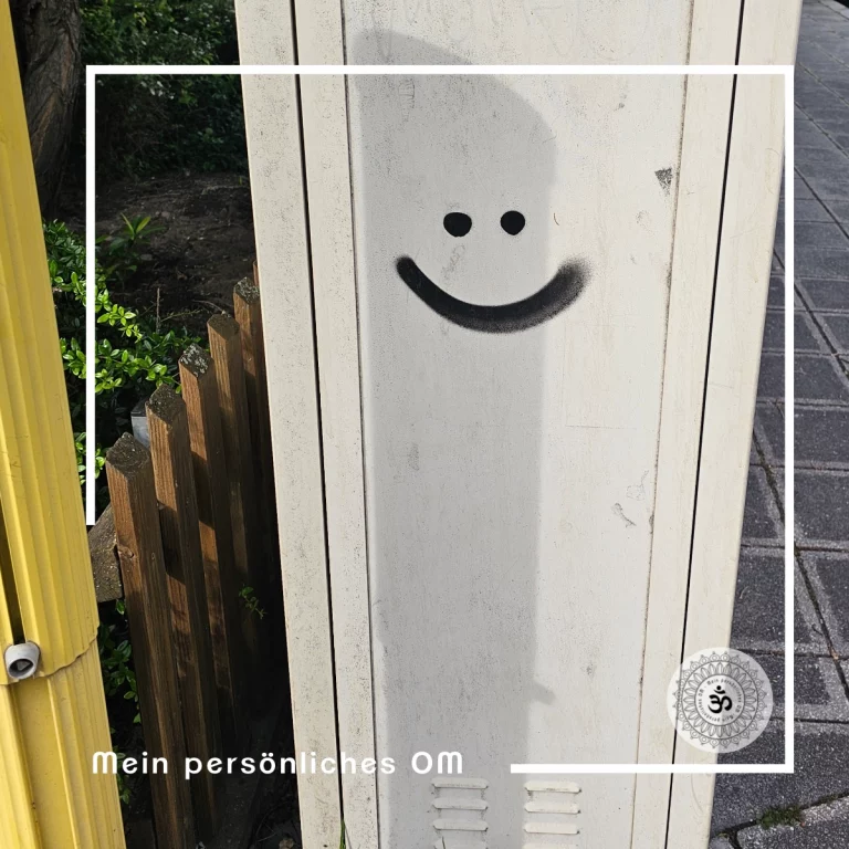 Smileygraffiti auf einem Telefonkasten