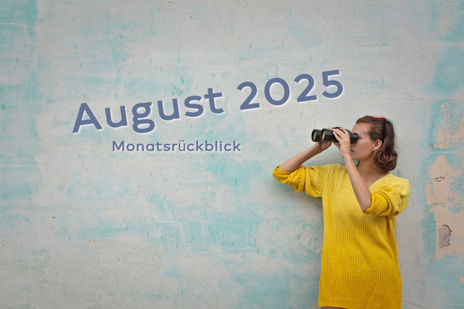 junge Frau im gelben Pullover schaut vor einer Betonwand durch ein Fernglas in Richtung links