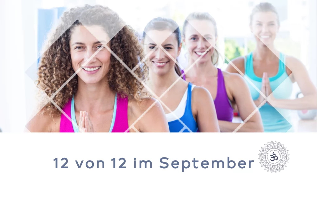 Vier Frauen sitzen schräg hintereinander im Meditationssitz.