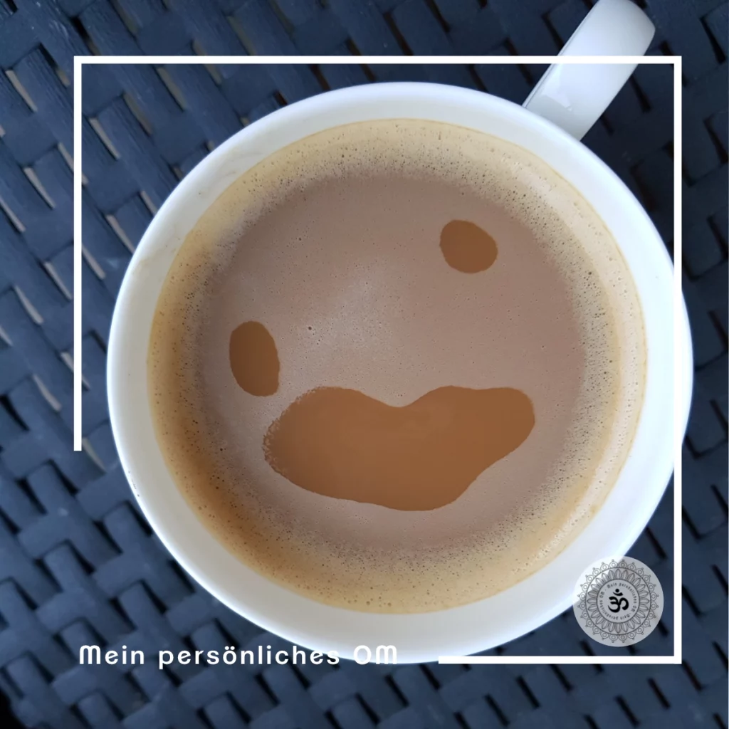 Routine und Ritual - Kaffetasse von obe fotografiert- der Milchschaum gibt ein Kaffeegesicht frei