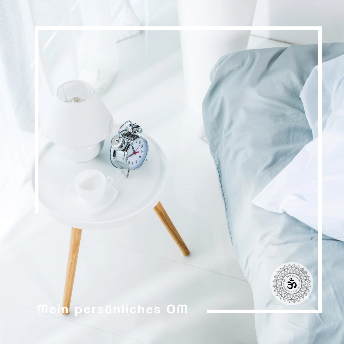 Ungemachtes Bett mit Beistelltisch auf dem ein Wecker, eine leere Tasse und eine kleine Lampe stehen