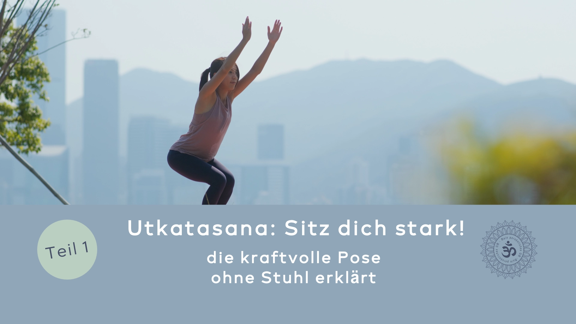 Yoga-Übung Utkatasana – Frau im Yoga Stuhl mit ausgestreckten Armen