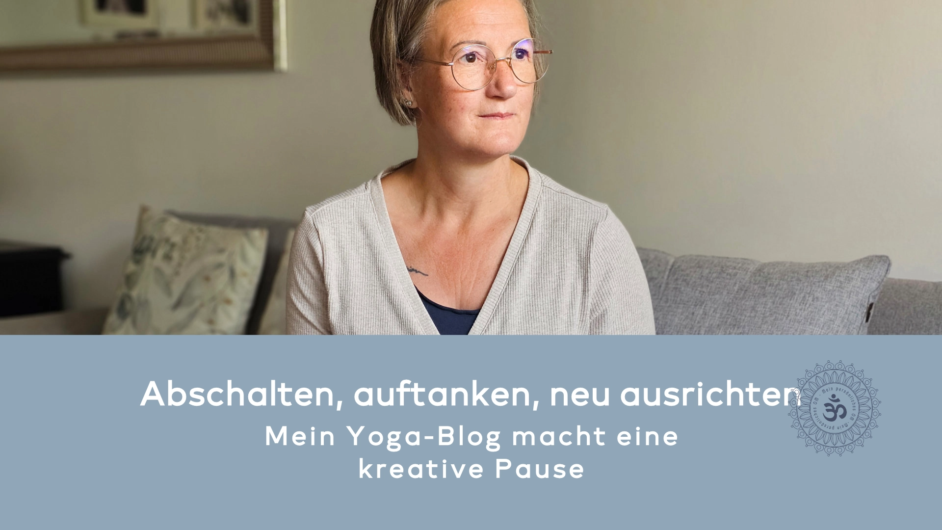 Frau sitzt nachdenklich mit Notizbuch auf dem Sofa und blickt in die Ferne