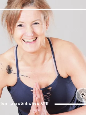 Frau steht mit leicht nach vorne gebeugtem Oberkörper in Yoga-Kleidung und mit Namaste-Haltung
